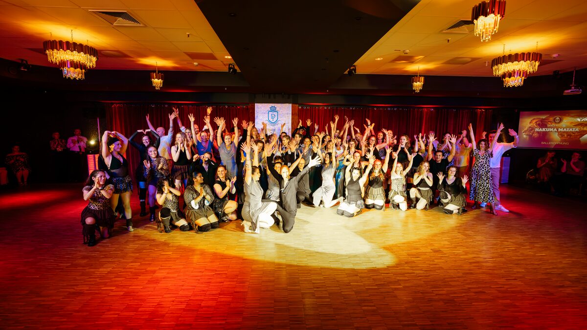 Showgruppe mit 60 Tänzerinnen und Tänzern auf der Tanzfläche beim Maiball 2026, DANCEIMPERIAL Regensburg