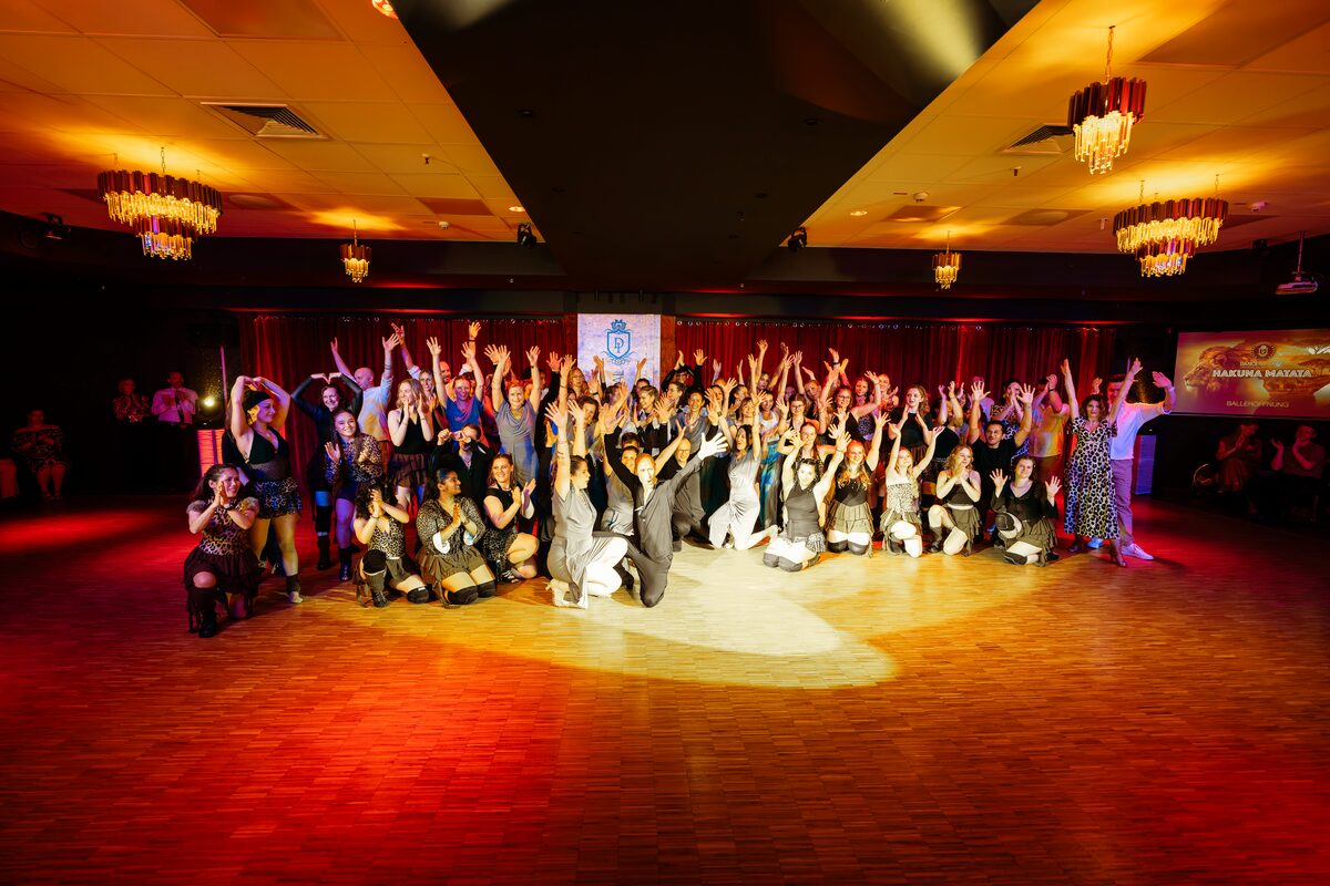 Showgruppe mit 60 Tänzerinnen und Tänzern auf der Tanzfläche beim Maiball 2026, DANCEIMPERIAL Regensburg