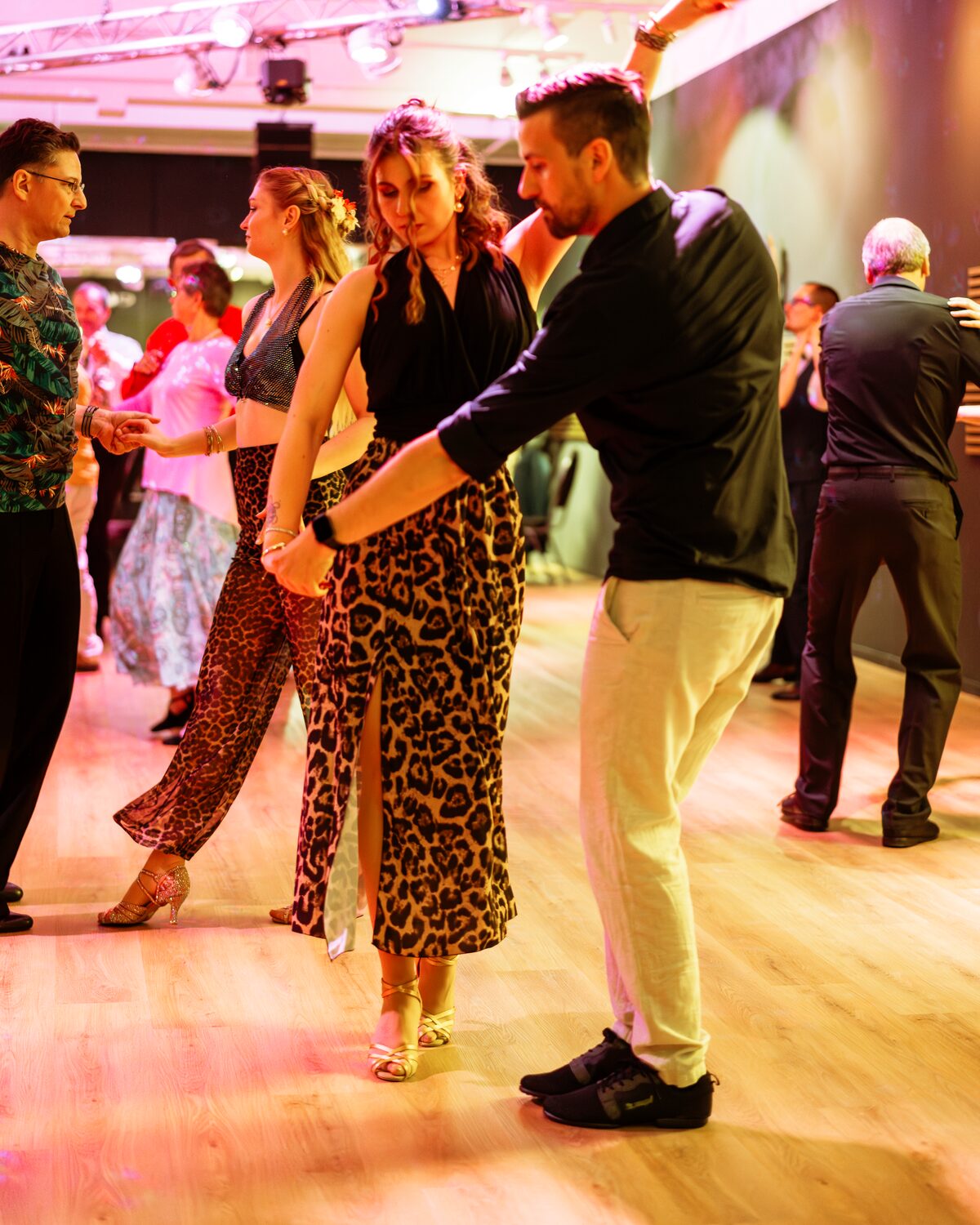 Paar beim Tanz auf der Maiball-Tanzfläche, DANCEIMPERIAL Regensburg