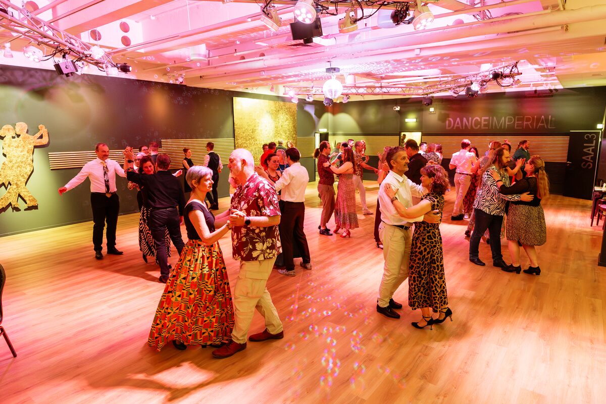 Ausgelassenes Tanzen bis spät in die Nacht, DANCEIMPERIAL Regensburg