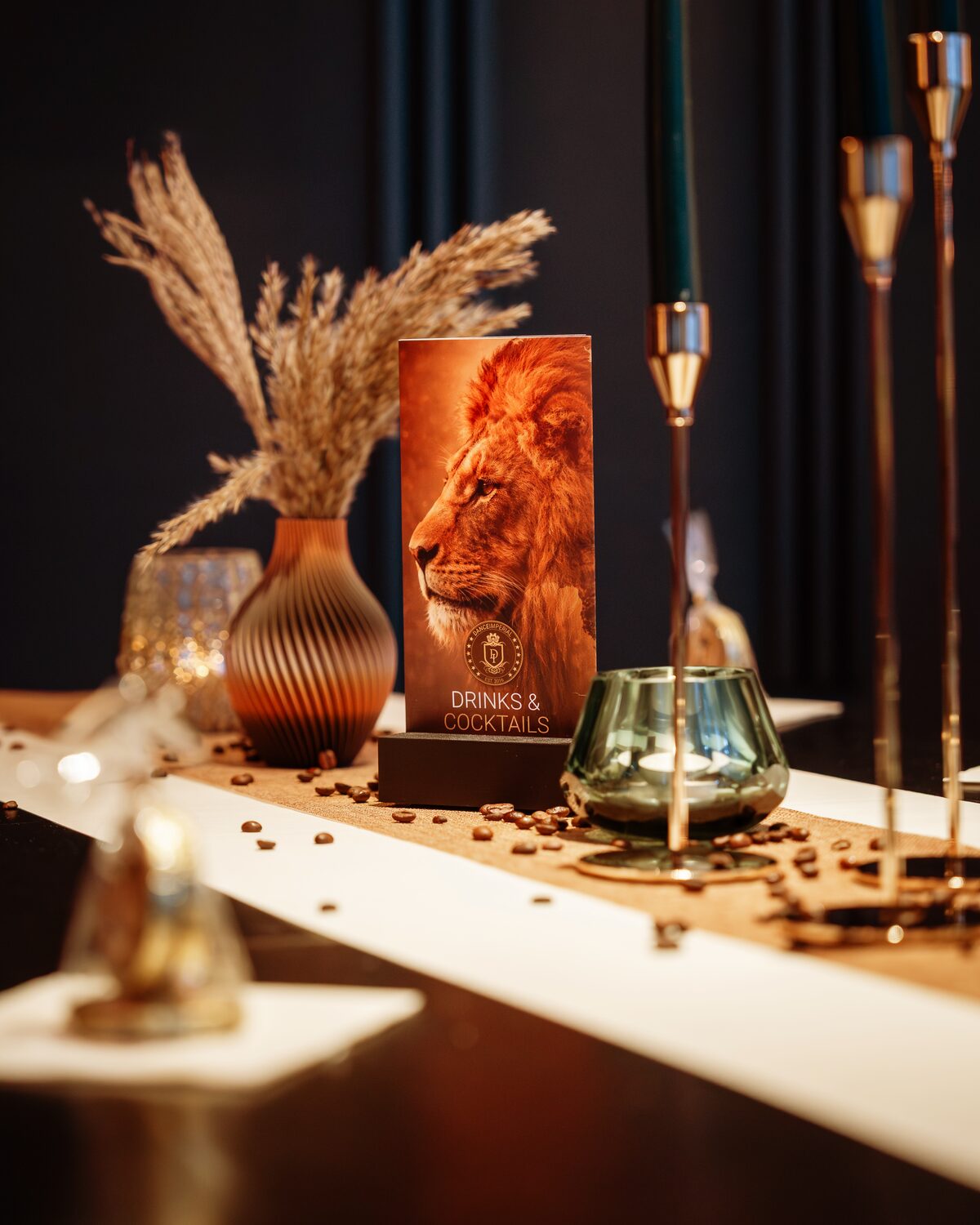 Deko mit tropischem Flair und Cocktail-Ecke im afrikanischen Stil, DANCEIMPERIAL Regensburg