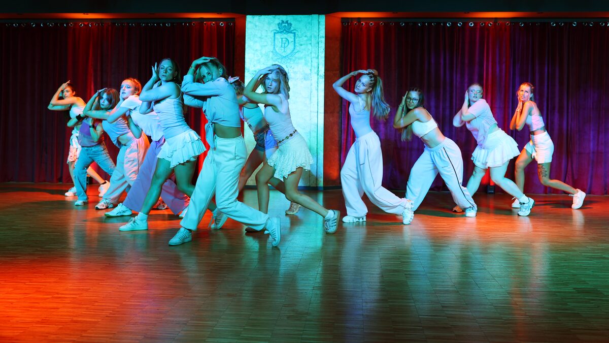 Große Formation in weißen Outfits bei einer dynamischen Choreografie beim SummerShowCase 2026, DANCEIMPERIAL Regensburg