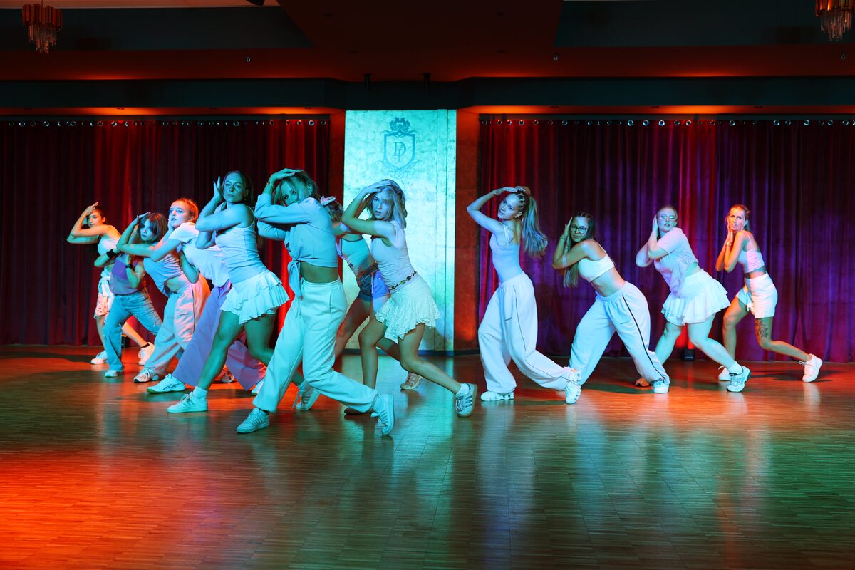 Große Formation in weißen Outfits bei einer dynamischen Choreografie beim SummerShowCase 2026, DANCEIMPERIAL Regensburg
