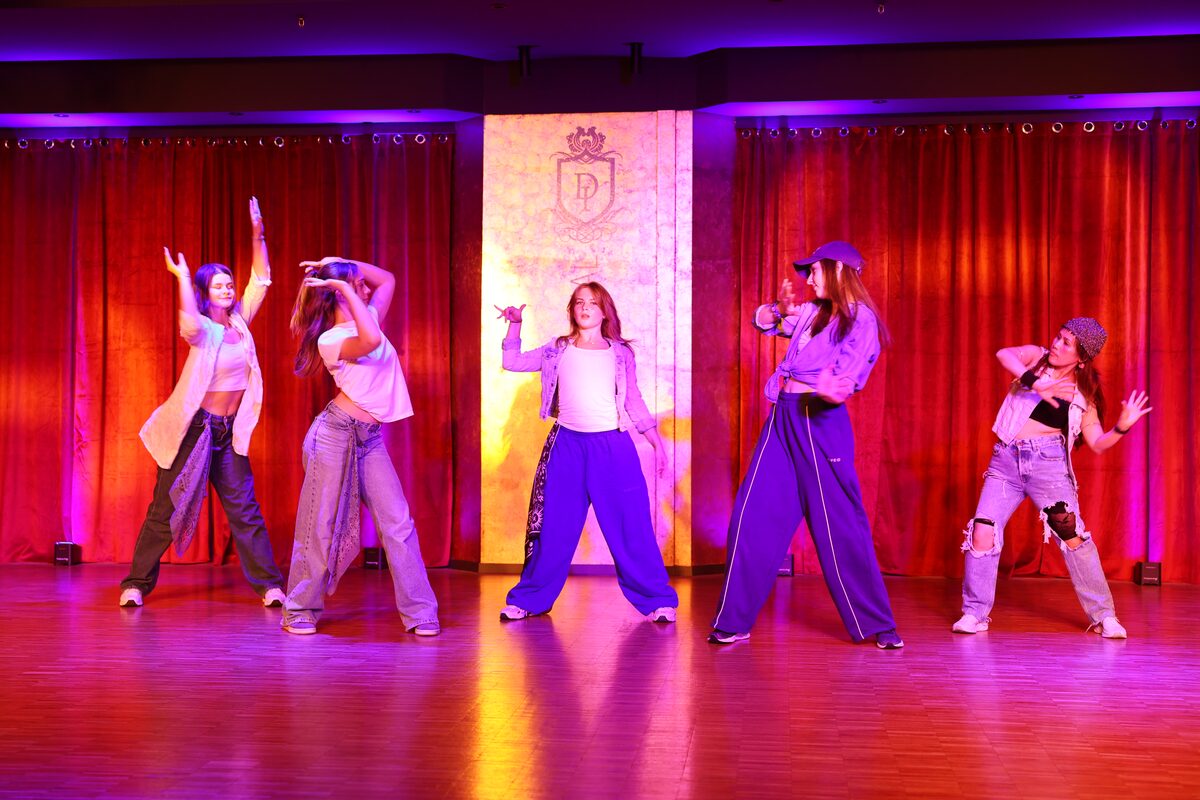 HipHop-Choreografie in Streetwear vor buntem Bühnenlicht, DANCEIMPERIAL Regensburg