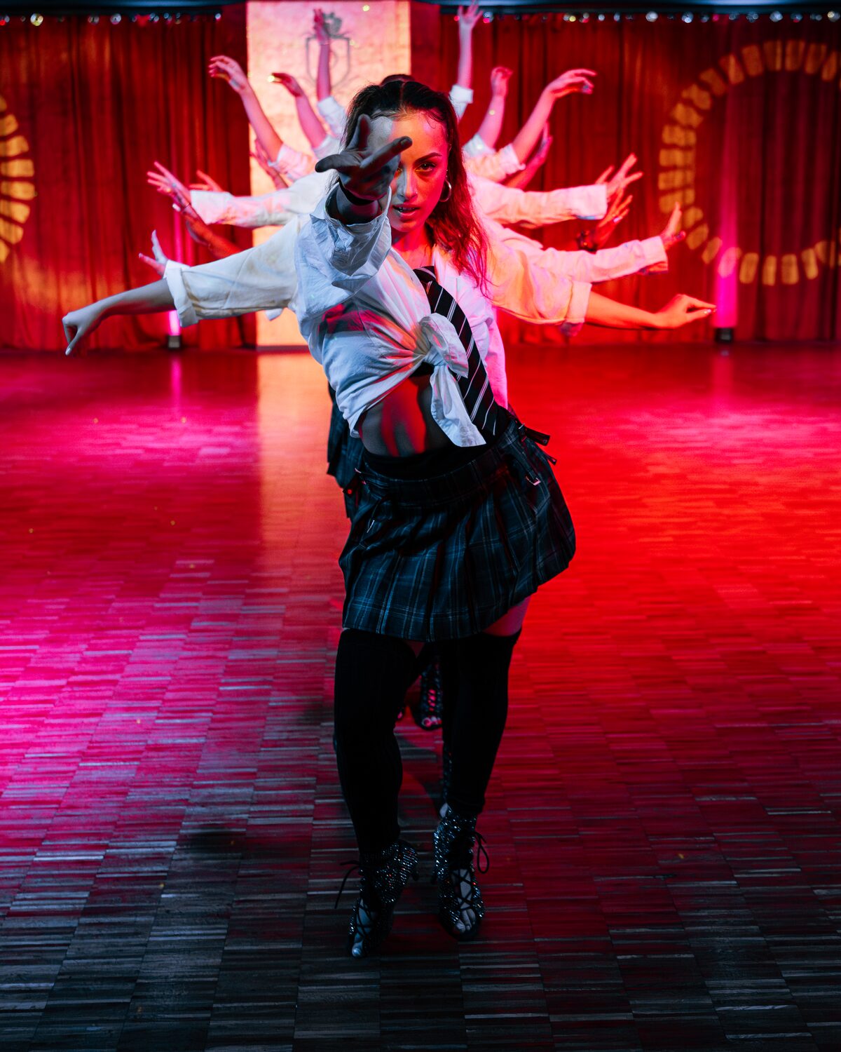 Emotionaler Solo-Showmoment im Scheinwerferlicht, DANCEIMPERIAL Regensburg