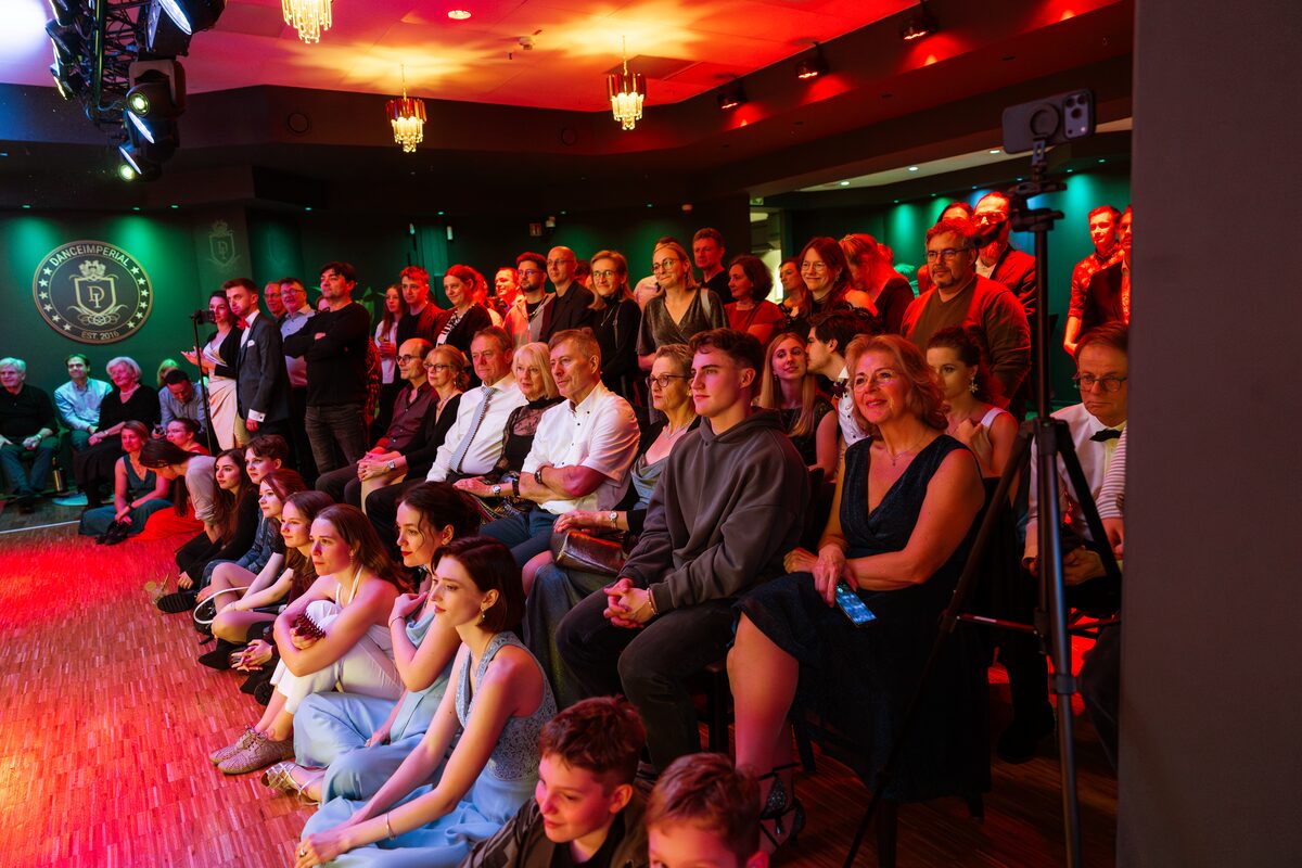 Publikum beim Weihnachtsball 2025, DANCEIMPERIAL Regensburg