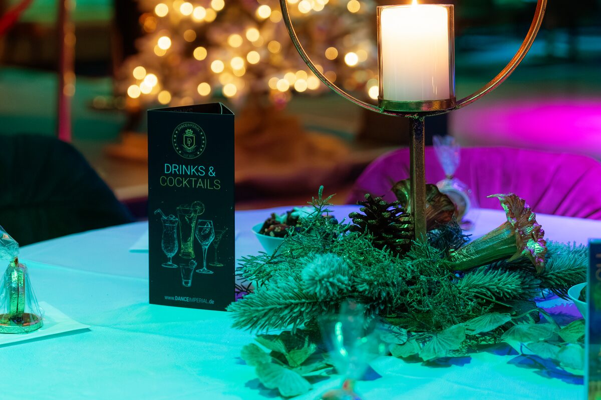 Winterliche Tischdeko mit Christbaum und Cocktails, DANCEIMPERIAL Regensburg
